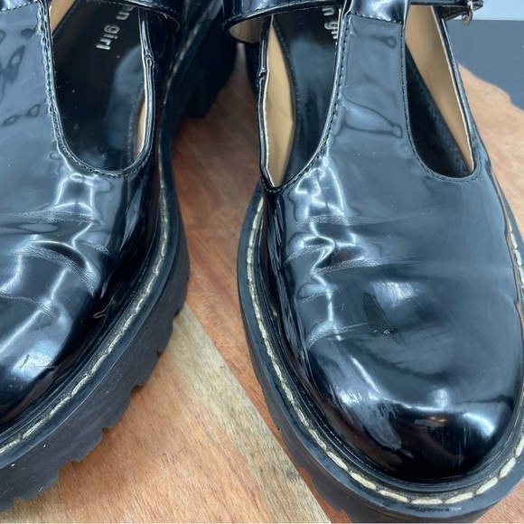 Madden girl Janne shoes, size 7.5 black patent leather T-Strap lug soles - Picture 5 of 10
